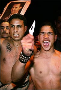 Manifestantes sírios em Beirute apóiam o presidente Assad e defendem permanência das tropas sírias no Líbano