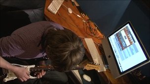 Tom Mitchell en su estudio