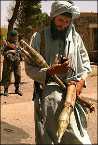 سرباز دولتی و یک شبه نظامی در هرات (آرشیو)