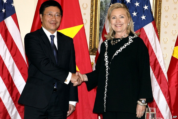 Ông Phạm Bình Minh và Ngoại trưởng Hoa Kỳ Hillary Clinton tại khách sạn Waldorf-Astoria ở New York hôm 26/9