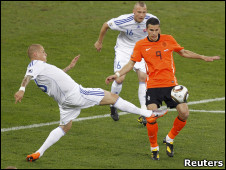 فان بيرسي(يمين) وسط حصار دفاعي