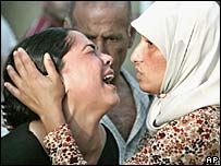 Mulher israelense chora e é consolada por outra