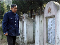 Một cựu binh Trung Quốc thăm lại nghĩa trang tử sĩ trong chiến tranh 1979 (ảnh chụp năm 2007)