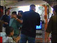 Iraquianos assistindo futebol em um bar em Bagdá