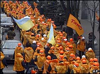 Opoziční demonstranti před parlamentem