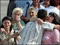 Equipe médica da Bulgária chega a Sófia após ser libetada pelo governo líbio