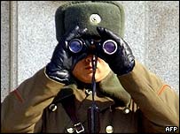 Kuzey Koreli asker Güney'i izliyor 