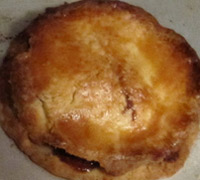 A cooked mince pie in its tin