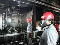 ایرانی حکام بم دھماکے کی جگہ کا معائنہ کر رہے ہیں