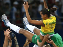 Fofão é levantada por companheiras de equipe