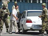 پليس ازبکستان درحال بازداشت يک تظاهرکننده