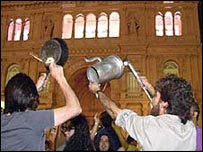 Arjantin'de tencereli tavalı protestolar