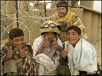 سرباز ناتو با کودکان افغان در هلمند