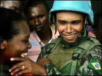 Soldado brasileiro da ONU troca sorrisos com haitiana durante eleição em Porto-Príncipe