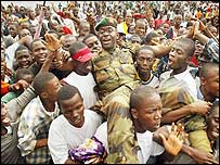 Soldado nigeriano é carregado por multidão em Monróvia