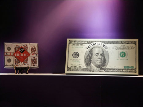 ولم يصعب على الفنانين الصينيين صنع ورقة نقدية أمريكية من فئة مئة دولار من الشوكولاتة