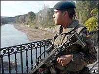 Militar vigia ponte na Espanha