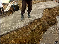 Poškozená silnice v Gunung Sitoli