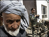 مرد افغان و سرباز خارجی در افغانستان