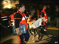 Equipes de resgate no prédio que pegou fogo em paris