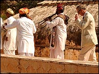 شہزادہ چارلس مقامی موسیقاروں کے ساتھ