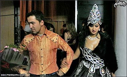 ولی موقع طراحی برای پسرها کت دراز که به تن گریه می کنه و شلوار ساده و پیرهن کرم رنگ می دوزه!