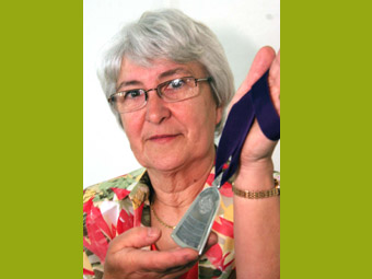 Enillydd Tlws jJhn a Ceridwen Hughes yw Elonwy Davies o Lanybydder 