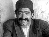 عزت الله انتظامی در صحنه ای از فيلم گاو