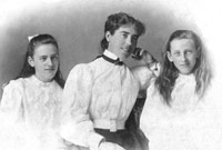 Gwendoline and Margaret Davies gyda'i athrawes Jane Blaker, c.1895-8 