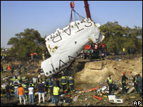 Um pedaço do avião é retirado do aeroporto