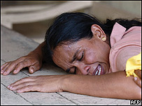 زن مصيبت زده سريلانکايی، بر روی تابوت يکی از وابستگانش گريه می کند