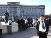 许浩在白金汉宫外