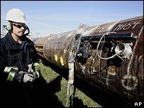 یک مهندس نفت بریتیش پترولیوم سرگرم بازرسی خط لوله در آلاسکا