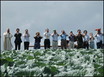 Encontro da Associação dos Maridos Devotados em Tsumagoi, Japão. 