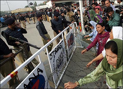 Những người ủng hộ bà Bhutto tìm cánh dời hàng rào thép gai