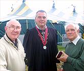 Enillydd Tlws y Cerddor, Euron J. Walters, yng nghwmni Brian Jones, Cymru a'r Byd, a'r Dr Brinley Roberts, Cadeirydd Cenedlaethol Cymdeithas Cymru America