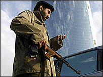 پلیس عربستان در حال پرسش از راننده اتومبیل