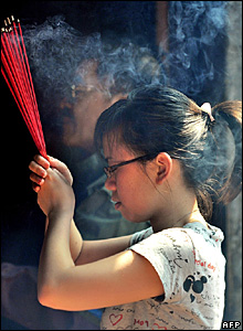 Khấn Phật tại một ngôi chùa ở Jakarta