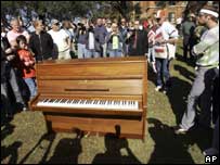 O piano em Dallas, lembrando a morte do presidente Kennedy, em 1963