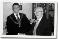 Gwilym Gwynne yn derbyn y Fedal am ei waith dros y Mudiad ers dros 60 mlynedd