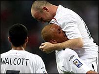 Các cầu thủ Anh ăn mừng chiến thắng