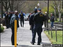 Policiais no campus da Virginia Tech University