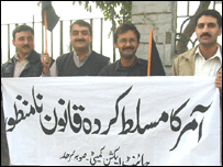 مظاہرین نے سیاہ جھنڈے اور بینرز اٹھا رکھے تھے 