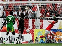 Primeiro gol da Suíça, marcado por Alex Frei