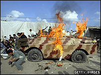 حماس کے کارکنوں کو پولیس کی گاڑی کو آگ لگا دی