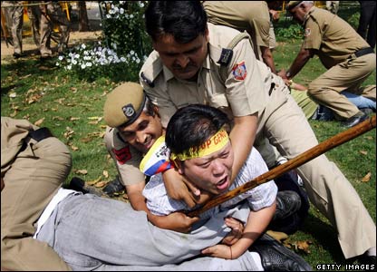 Cảnh sát Ấn Độ đụng độ với những người biểu tình Tây Tạng lưu vong