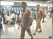 ماموران انتظامی در ايستگاه قطار