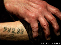 ليون گرينمن از بازماندگان آشويتس شماره بند زندان خود را که روی بازويش خالکوبی شده نشان می دهد