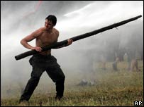 CzechTek 2005, účastníci akce se brání policejním vodním dělům