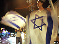 Jovens israelenses foram às ruas de Haifa depois de ataques de domingo